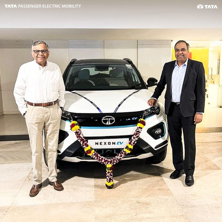 Tata Motors når milstolpe för produktion av 50 000 elbilar: styrelseordförande N Chandrasekharan köper andra Nexon EV