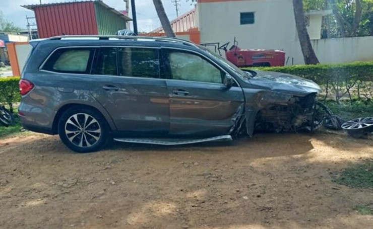 Premiärminister Modis släktingar som reser i lyxsuven Mercedes-Benz GLS skadades i krasch i Mysuru