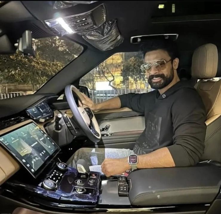 Skådespelaren Tovino Thomas tar emot Indiens första Range Rover Sport 2023