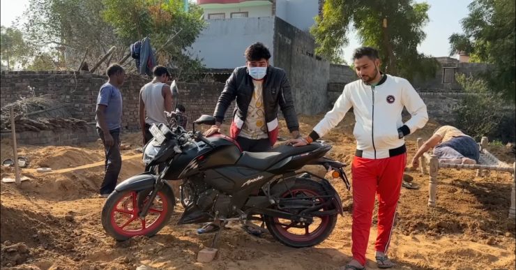 Angry TVS Apache 160 owner stages mock burial of his motorcycle to highlight issues: Now resolved by TVS [Video]