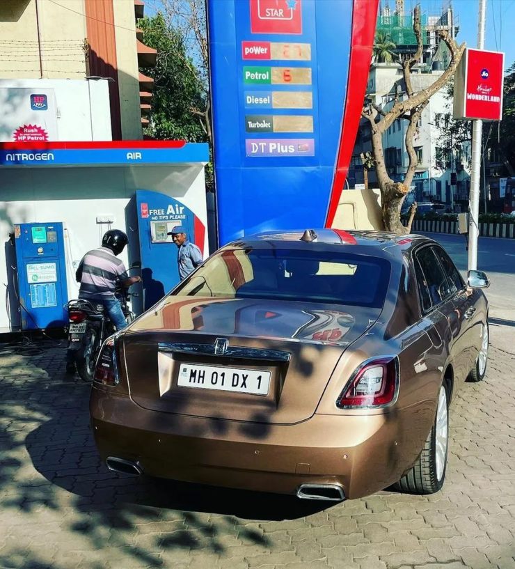 Rolls-Royce Ambani pergi ke lantai Hindustan Petroleum untuk mengisi udara: komentar lucu mengikuti