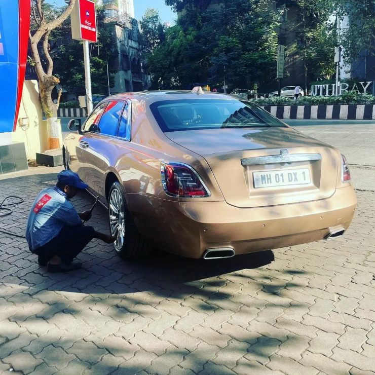 Ambani’s Rolls Royce goes to a Hindustan Petroleum bunk for filling air: Hilarious comments follow