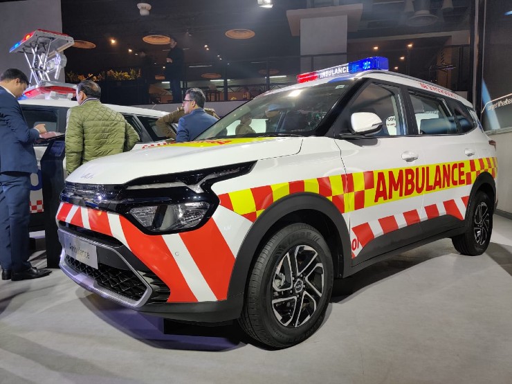 Kia Carens police car and ambulance versions unveiled at the Auto Expo 2023