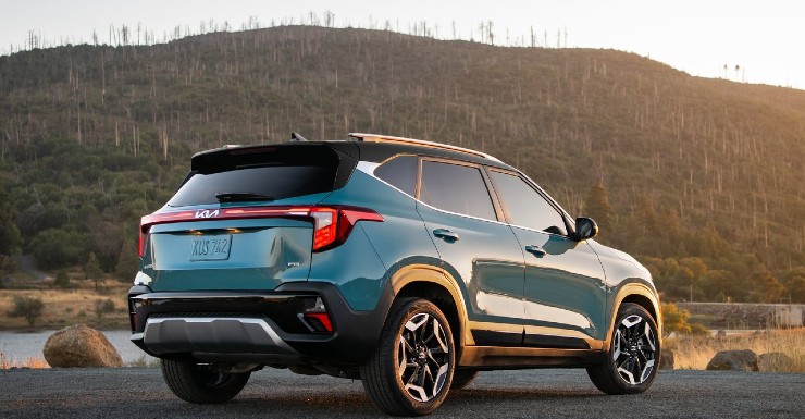 Kia Seltos Vs Toyota Urban Cruiser Hyryder: Comparing Mid-Level Variants for the Tech-Savvy Gadget Lover