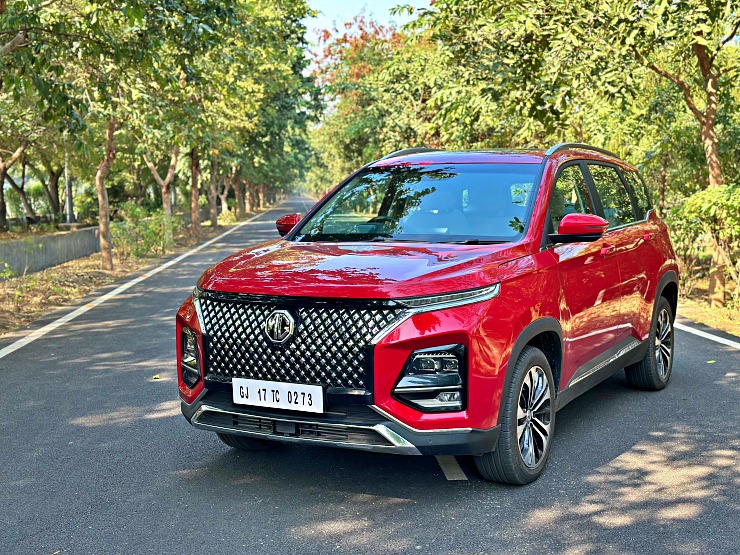 MG Hector Plus vs Mahindra XUV700 vs Toyota Innova Crysta: Comparing Their Variants Priced Rs 19-20 Lakh for Family-focused Car Buyers