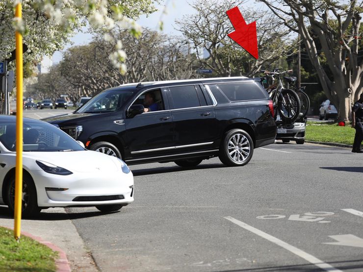 Hollywood actor Arnold Schwarzenegger curious about a crash with a bicyclist in Los Angeles, USA Hollywood actor Arnold Schwarzenegger curious about a crash with a bicyclist in Los Angeles, USA