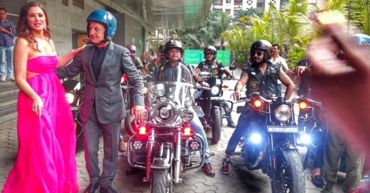 Bollywood actors Neena Gupta, Anupam Kher take a experience on Harley-Davidson bikes on Mumbai streets [Video]