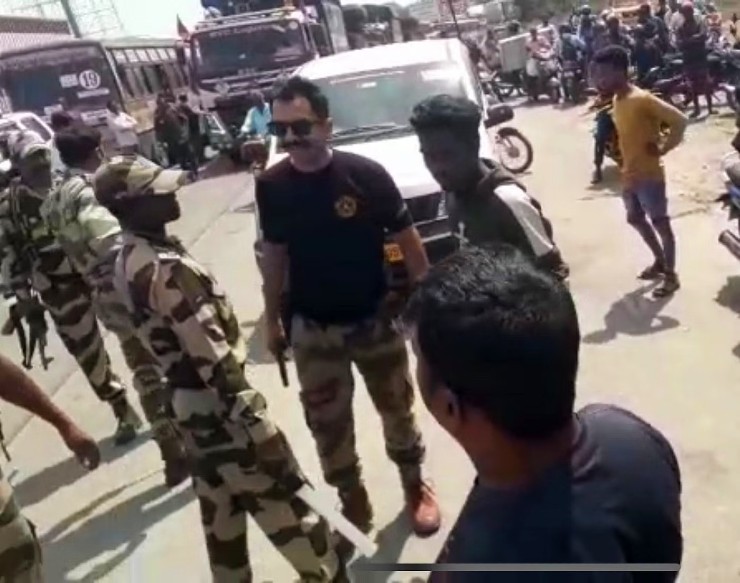 CISF-agent drar pistol mot busschauffören för att han inte vek sig för armékonvojen [Video]