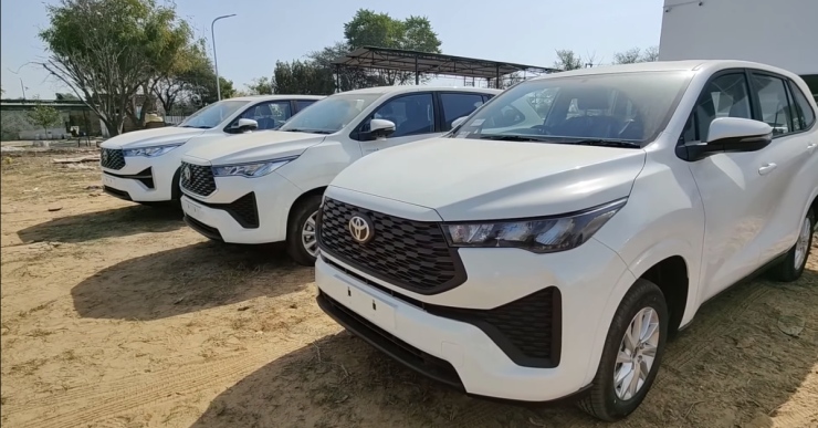 innova-hycross-comparison-1.jpg
