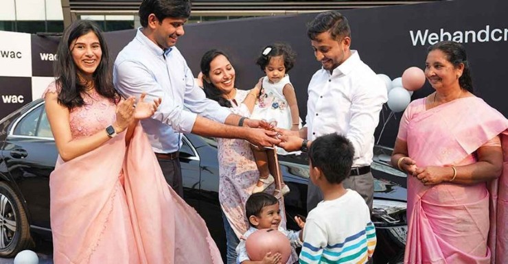Kerala IT-företag ger Mercedes-Benz C-Klass till sin anställde som har arbetat längst som en belöning för lojalitet