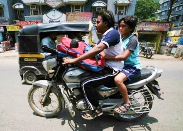 Cricketspelaren Prithvi Shaw presenterar pappa med en BMW 6-serie: barndomsfoto där båda åker Yamaha Libero-ytor