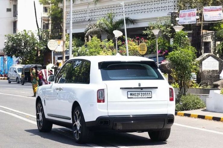 Shahrukh Khan köper sin första Rolls Royce - ett svart Cullinan-märke värt 8,5 miljoner Rs