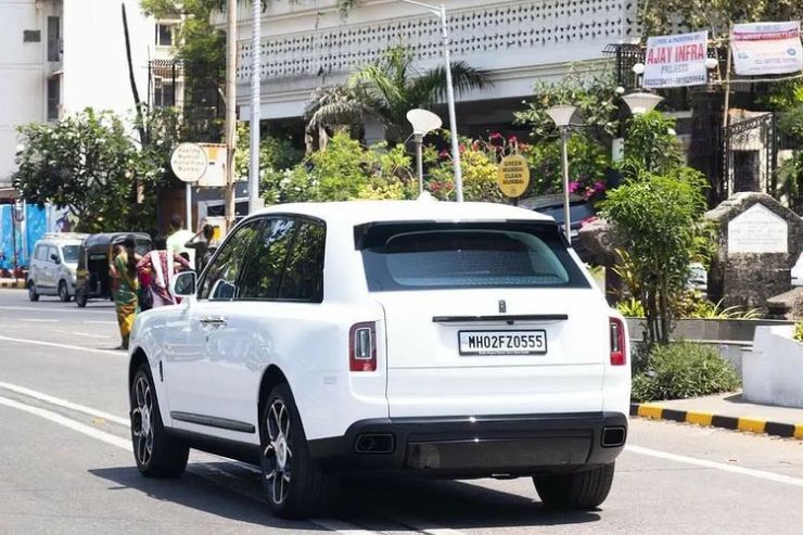 Shahrukh Khan fans watch him leave in his Rolls Royce Cullinan Black Badge [Video]