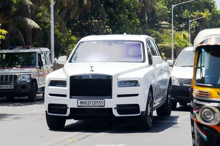 Shahrukh Khan fans watch him leave in his Rolls Royce Cullinan Black Badge [Video]