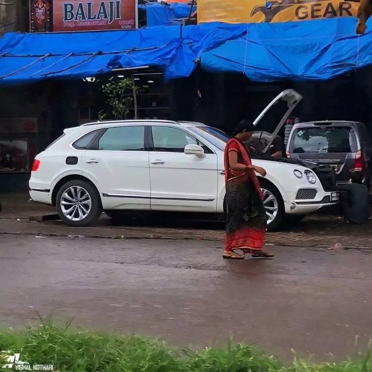 Multi-crore Bentley Bentayga SUV sågs repareras i ett väggarage i Mumbai