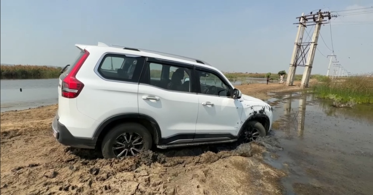 Mahindra Scorpio N 4×4 が泥にはまった: トラクターが救助に [Video]