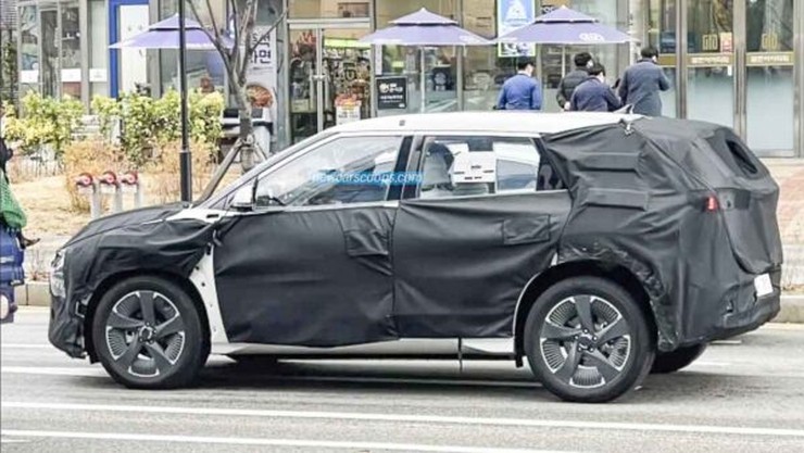 Kia Carens EV spied testing in South Korea for the first time