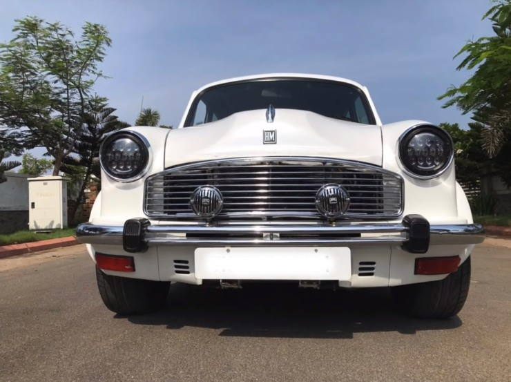 This modified Hindustan Ambassador sedan can do 150 Kmph! [Video]
