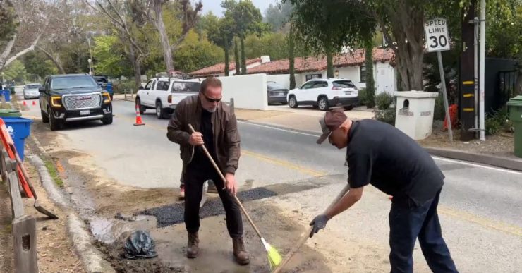 アーノルド・シュワルツェネッガーが道路の穴を直す動画が話題に