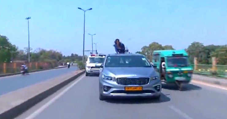 Times Now reporter stands up through Kia Carnival’s sunroof at high speed [Video]