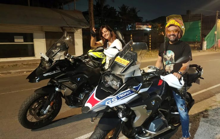 अभिनेता Manju Warrier और Soubin Shahir अपनी BMW R1250 GS सुपरबाइक्स पर रात की सवारी पर निकले