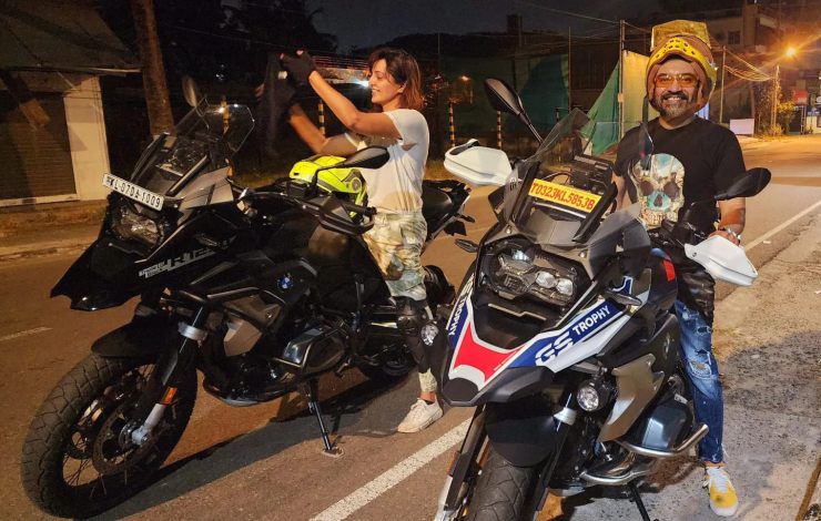 Skådespelarna Manju Warrier och Soubin Shahir tar en natttur på sina BMW R1250 GS superbikes