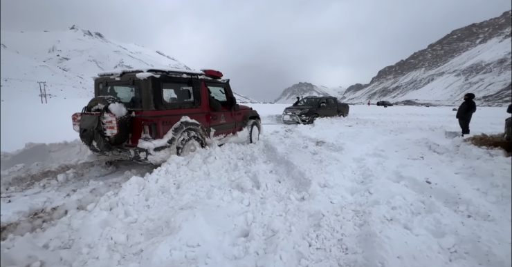 Mahindra Thar 4X4 stuck while off roading in deep snow: Isuzu V-Cross to the rescue [Video]
