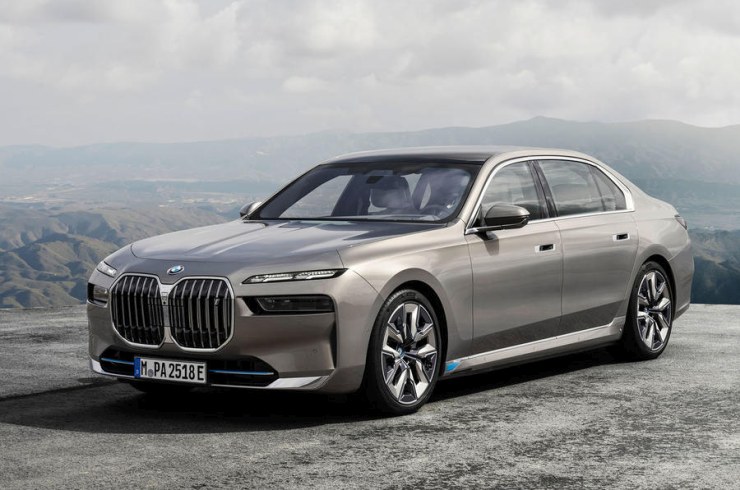 Bollywood actors and their BMW i7 electric luxury sedans [Video]