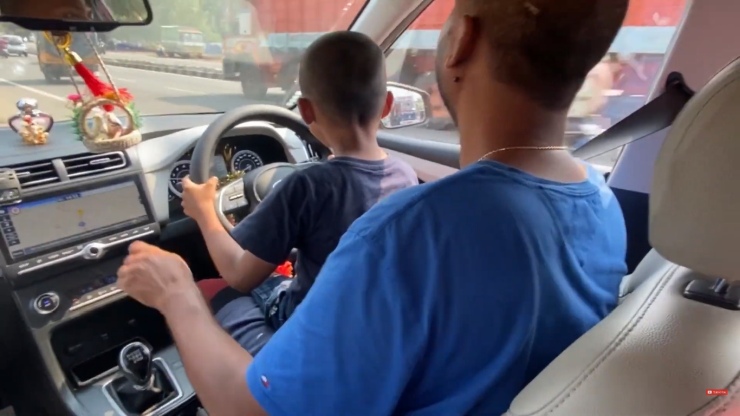 Father lets 6-year-old kid steer Hyundai Creta in heavy traffic [Video]