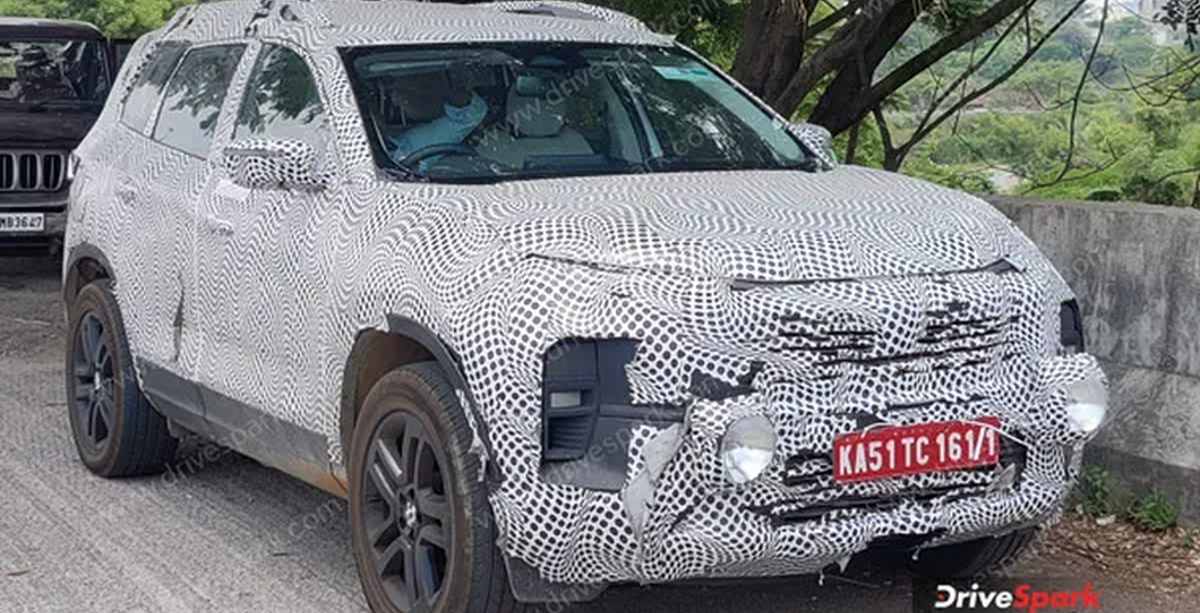 Tata Safari facelift spy shot