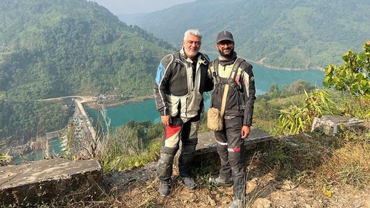 तमिल अभिनेता अजीत कुमार ने सवारी दोस्त को 12 लाख रुपये की BMW बाइक उपहार में दी