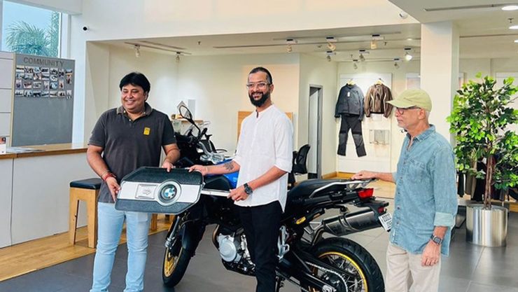 तमिल अभिनेता अजीत कुमार ने सवारी दोस्त को 12 लाख रुपये की BMW बाइक उपहार में दी