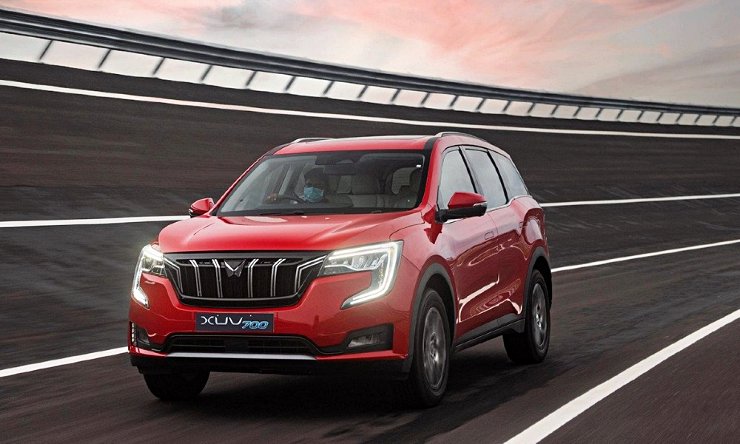Mahindra XUV700: Comparing Value for Money Variants for Tech-Savvy Gadget Lovers