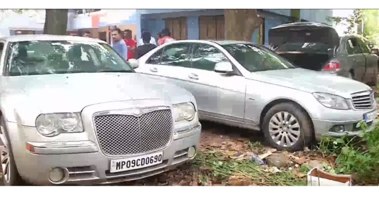 ठग और नकली एंटीक डीलर Monson Mavukal द्वारा खरीदी गई BMW, Porsche, Mercedes Benz लक्जरी कारों Owner को वापस लेता है