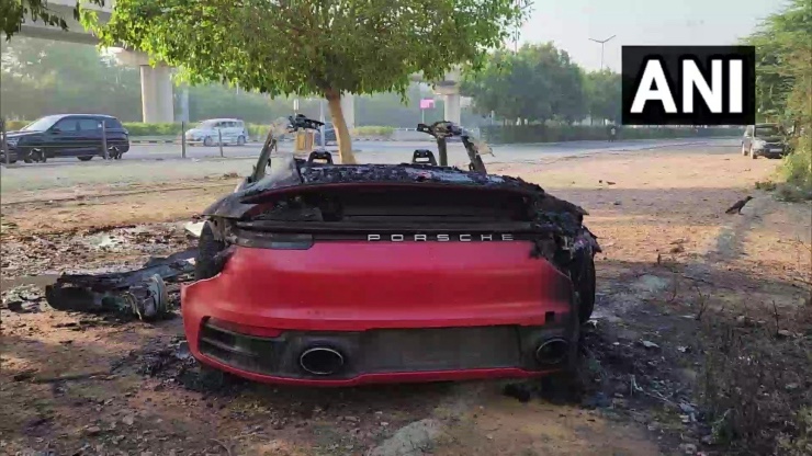Speeding Porsche 911 Turbo S worth Rs 4 crore crashes into tree in Gurgaon: Burned completely [Video]