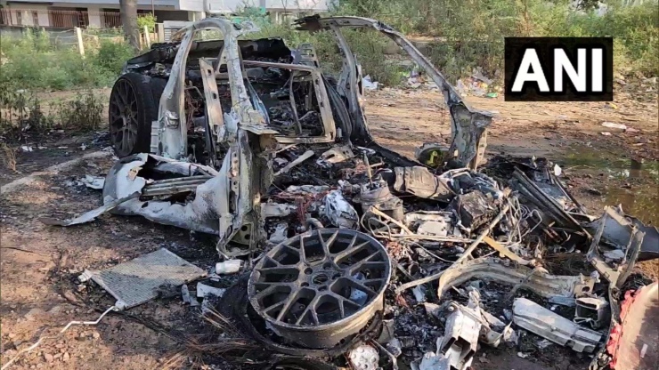 Speeding Porsche 911 Turbo S worth Rs 4 crore crashes into tree in Gurgaon: Burned completely [Video]