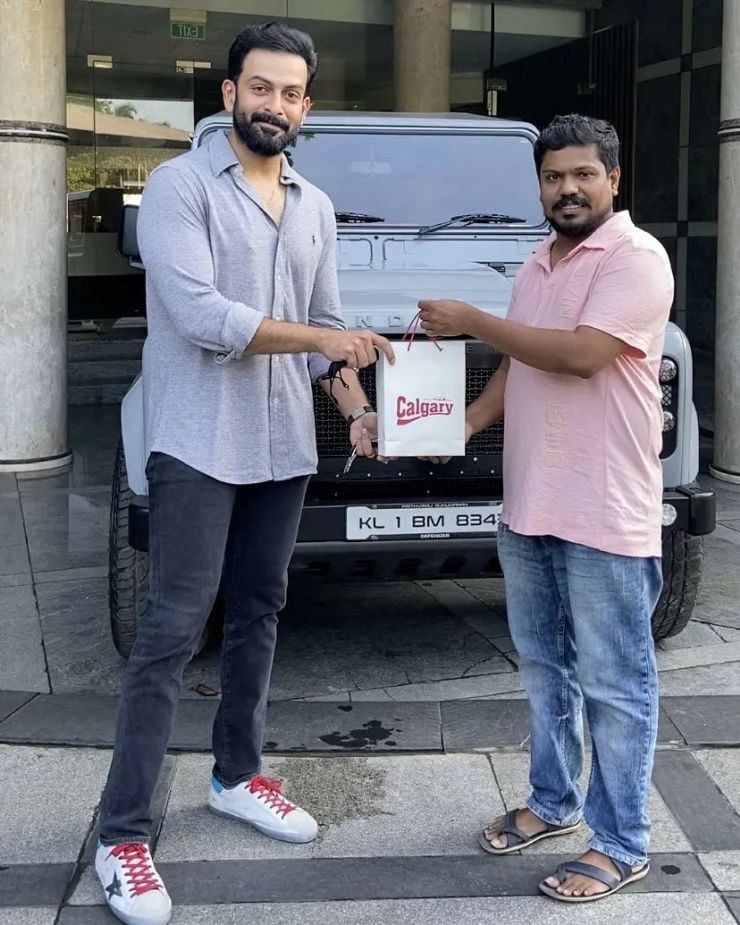 बॉलीवुड अभिनेताओं के Land Rover Defender: Sanjay Dutt से लेकर Sunny Deol तक
