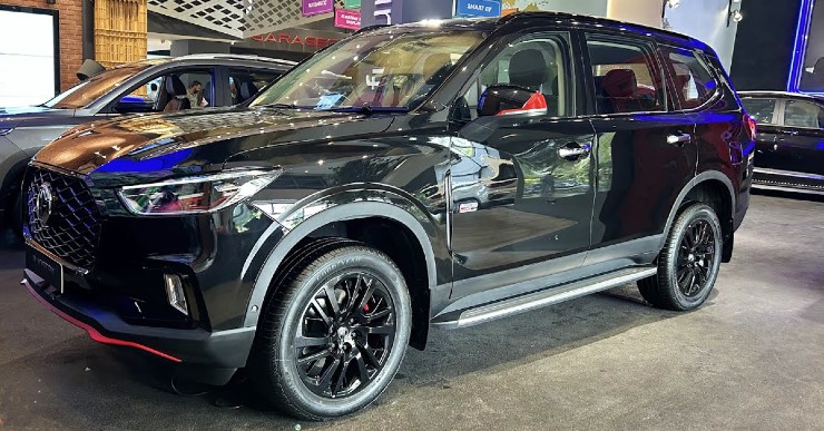 Toyota Fortuner vs MG Gloster: Comparing Their Variants Under Rs 42 Lakh for Tech-Savvy Gadget Lovers