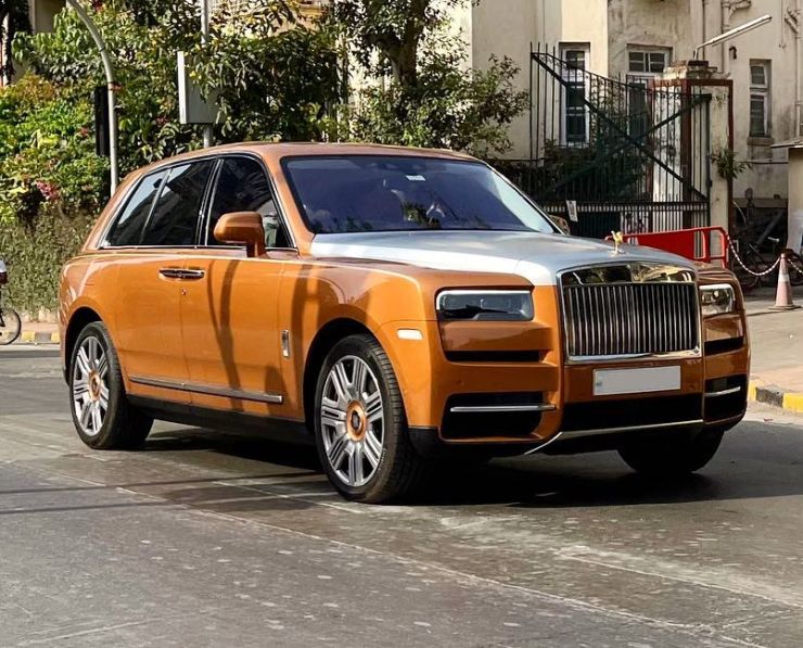 Shah Rukh Khan brings home a Rolls-Royce Cullinan Black Badge worth Rs 10  crore [Video] - Car News