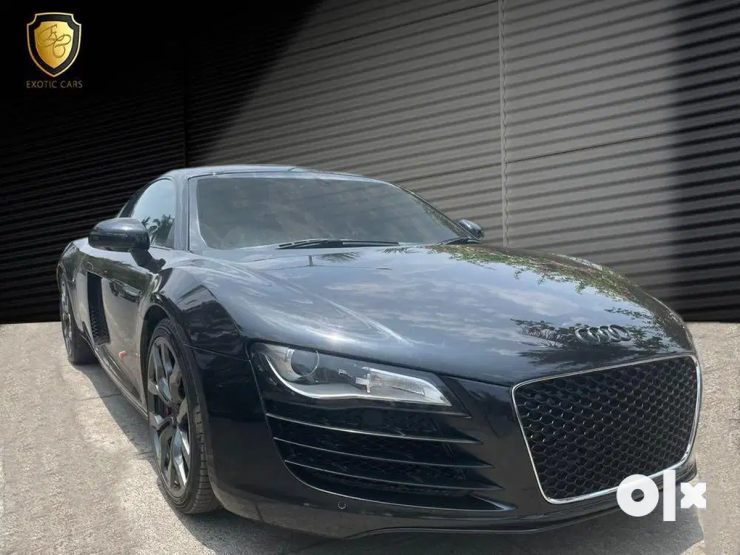 यह Audi R8 सुपरकार पेंट की जा रही है सड़क किनारे गैराज में!