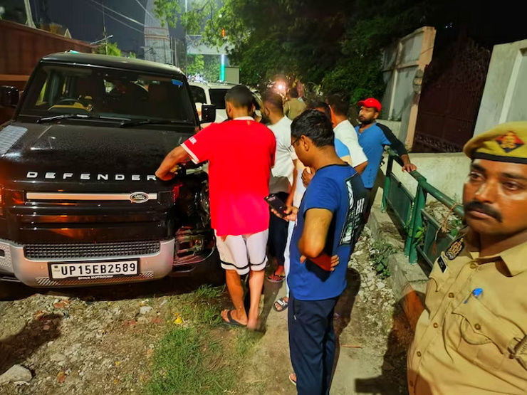 Former Indian Cricketer Praveen Kumar in his Land Rover Defender survives crash with a truck