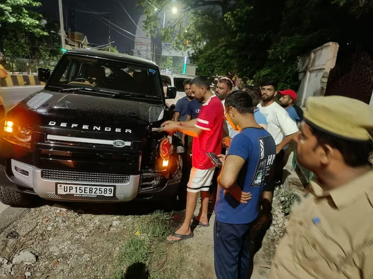 Former Indian Cricketer Praveen Kumar in his Land Rover Defender survives crash with a truck