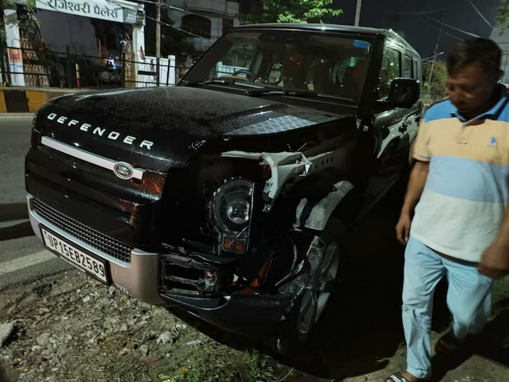 Former Indian Cricketer Praveen Kumar in his Land Rover Defender survives crash with a truck