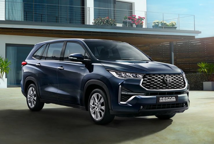 10 विशेषताएँ जो 2005 से ही Toyota Innova को सुपरहिट बनाती हैं