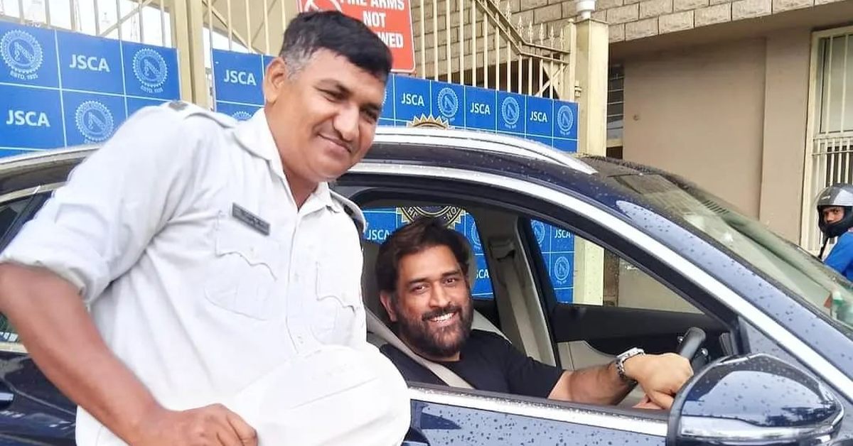 Dhoni posing with cop for picture