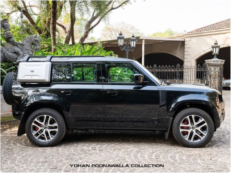 Billionaire Yohan Poonawalla ने अपने कार संग्रह में एक Defender जोड़ा है: Land Rover Series I के साथ पोज़