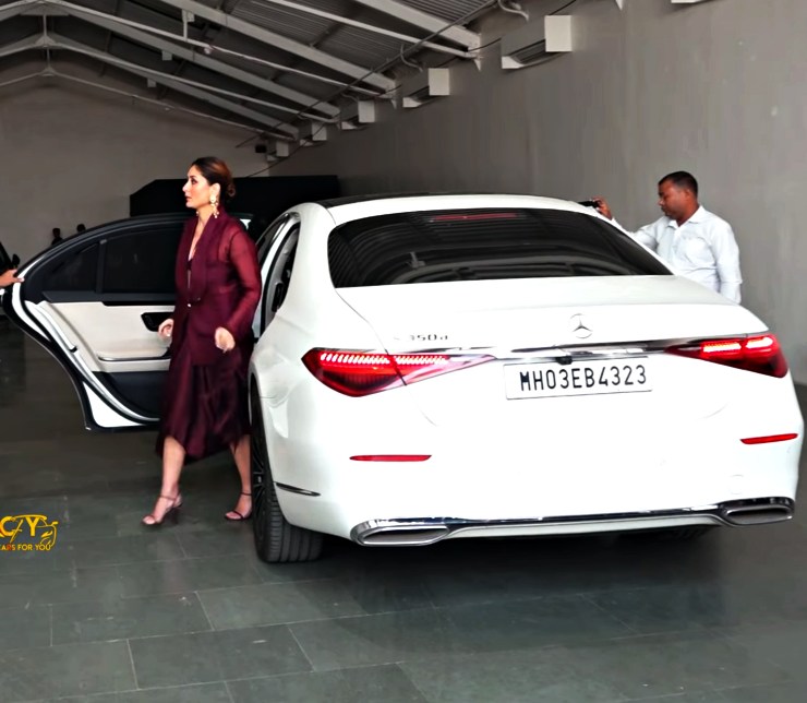 Bollywood actress Kareena Kapoor seen arriving at her new movie Jaane Jaan’s trailer launch in a Mercedes Benz S-350d [Video]