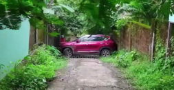 Kia Seltos driver gets stuck between two walls in Goa [Video]