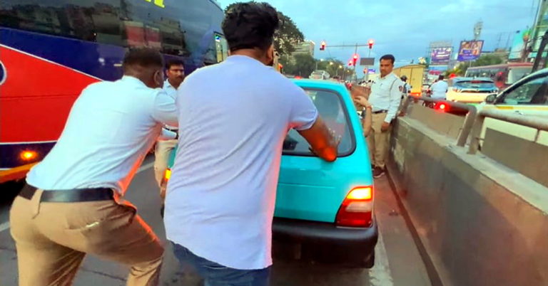 pune traffic police push broken down maruti 800