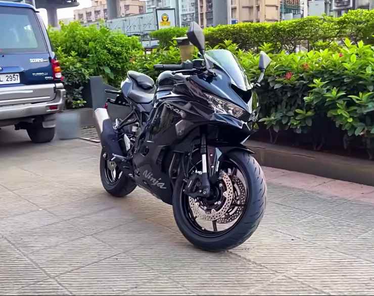 India’s first Kawasaki Ninja ZX4R superbike that revs to 16,000 rpm: 400cc bike makes 76 Bhp [Video]